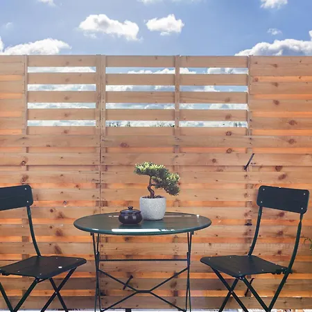 Mortimer Balcony Apartment London