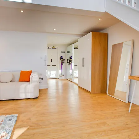 Apartment Contemporary 2-bedroom In Wanstead,