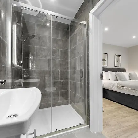 London Retreat - 20min To London New Southgate