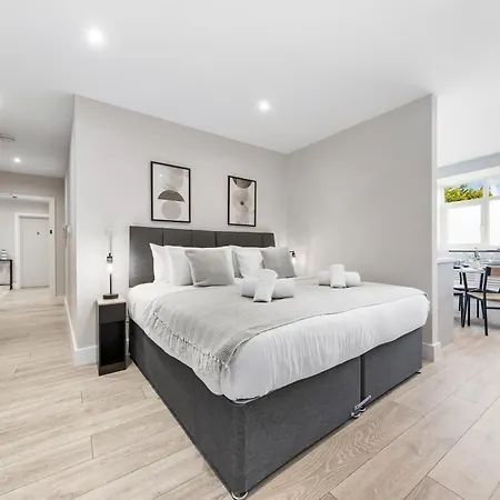 London Retreat - 20min To London Apartment *