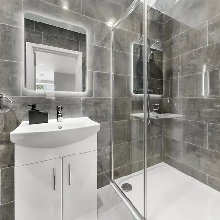London Retreat - 20min To London New Southgate