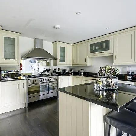 Contemporary Detached House Short Train To London Farnborough (Kent)