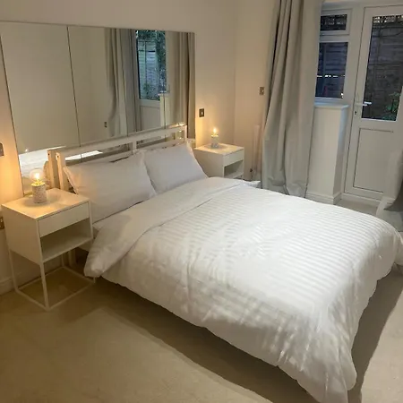 Contemporary Detached House Short Train To London Villa *