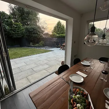 Contemporary Detached House Short Train To London *