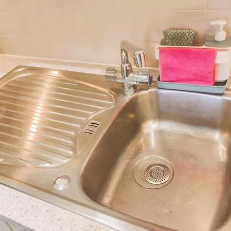 With Private Bathroom, Near Heathrow Airport, Tube Station, Shops, Cinema In Shared Flat Ubytování v soukromí