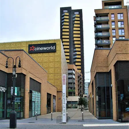 Ubytování v soukromí With Private Bathroom, Near Heathrow Airport, Tube Station, Shops, Cinema In Shared Flat Hounslow