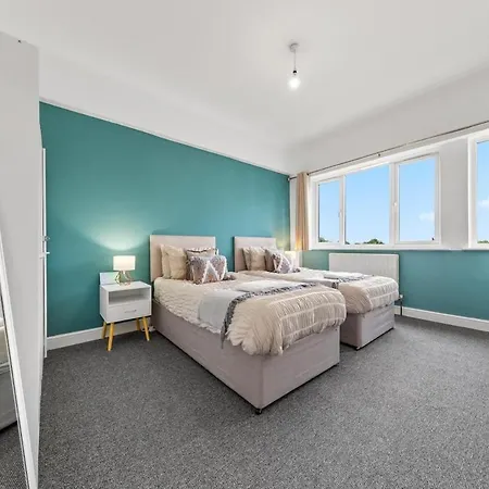 Retreat 2 Bed Beauty Twickenham