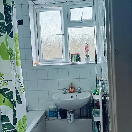 Cosy Private In Hornchurch, London With Free Parking