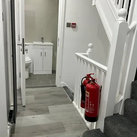 Private With En-suite Bus Stop Outside - East Croydon Tain Station 10 Mins Away Homestay South Norwood