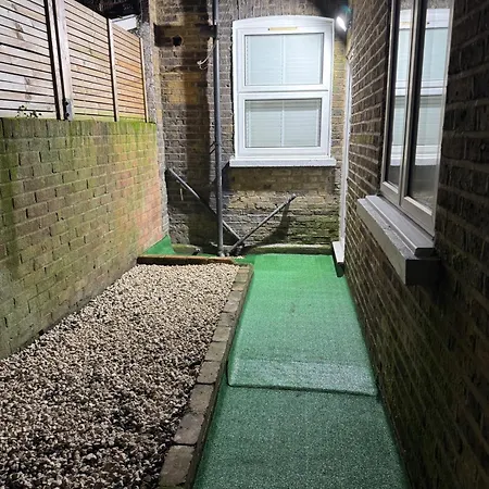 Cozy 2br-5guests-near Attractions-garden Apartment