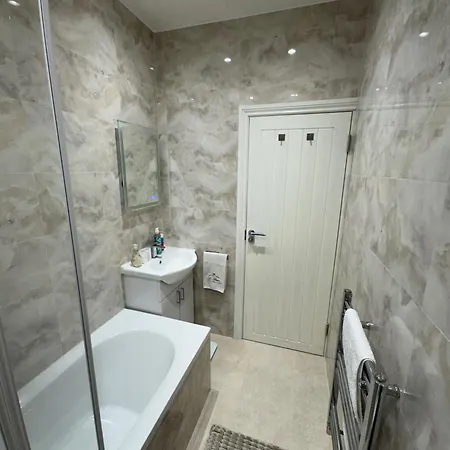 Cozy 2br-5guests-near Attractions-garden Apartment London