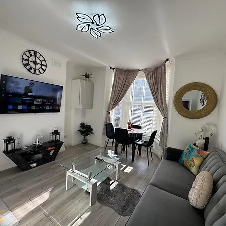 Cozy 2br-5guests-near Attractions-garden *