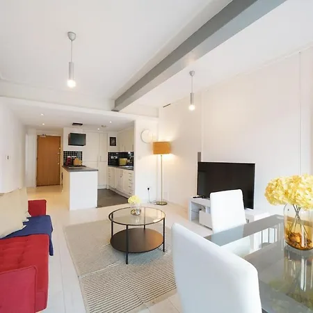 Apartment Modern 2-bed With Balcony In Stratford *