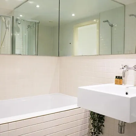 Modern 2-bed With Balcony In Stratford Apartment London