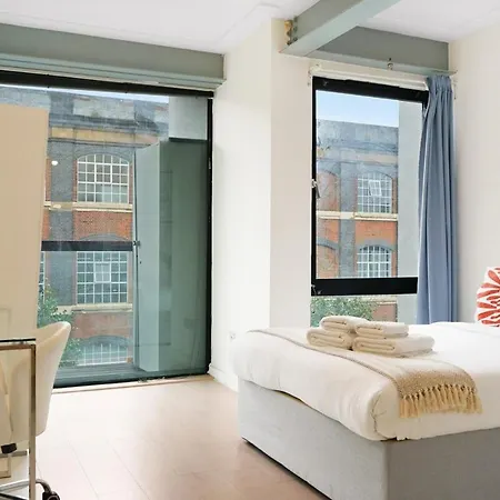 Modern 2-bed With Balcony In Stratford Apartment London