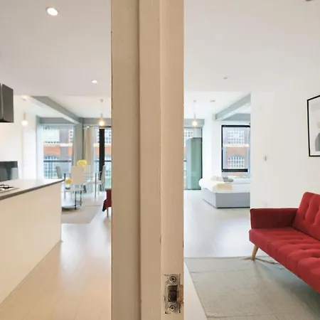 Apartment Modern 2-bed With Balcony In Stratford *