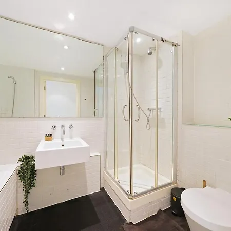 Modern 2-bed With Balcony In Stratford Apartment London