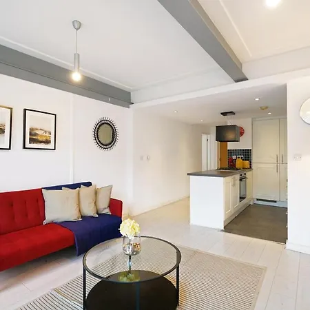 Modern 2-bed With Balcony In Stratford London