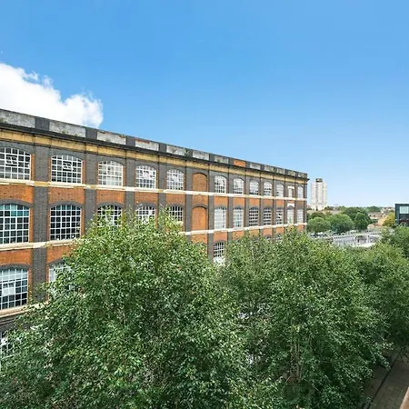Modern 2-bed With Balcony In Stratford Apartment London