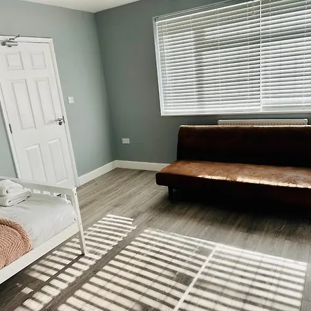 5 Ensuite Bedroom Near Heathrow & Business Hubs Ideal For Contractors! 度假居