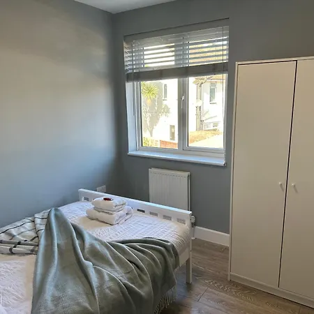5 Ensuite Bedroom Near Heathrow & Business Hubs Ideal For Contractors! *