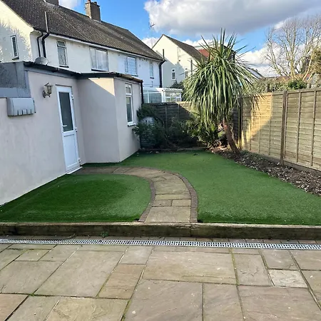 Holiday home 5 Ensuite Bedroom Near Heathrow & Business Hubs Ideal For Contractors! Northolt (Greater London)