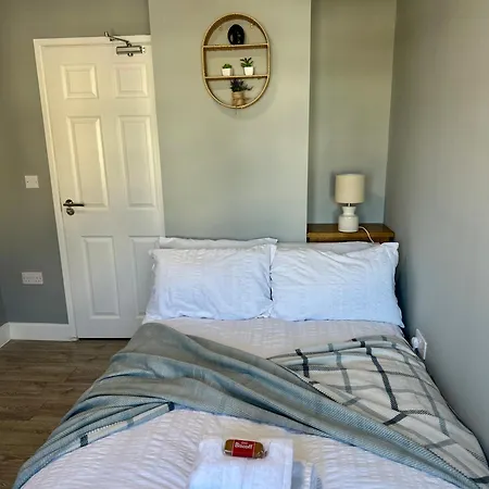 5 Ensuite Bedroom Near Heathrow & Business Hubs Ideal For Contractors! Northolt (Greater London)
