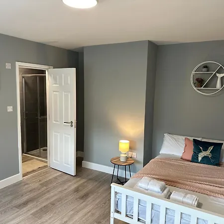 5 Ensuite Bedroom Near Heathrow & Business Hubs Ideal For Contractors!