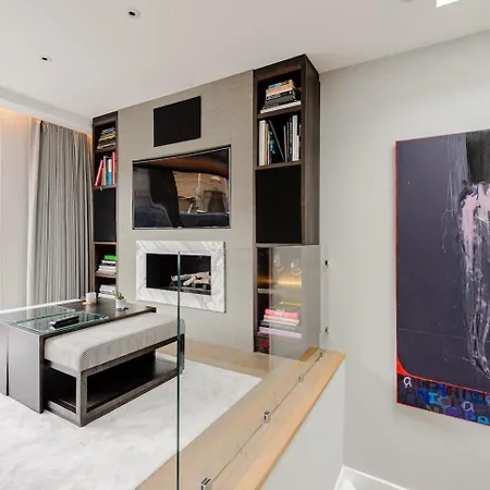 Award Winning Interior Designed Luxurious Mews In Knightsbridge Holiday home London