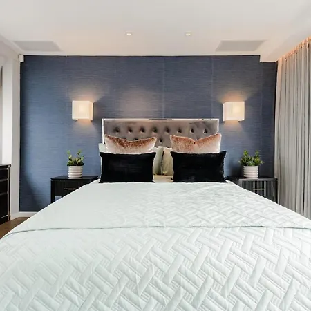 Award Winning Interior Designed Luxurious Mews In Knightsbridge *