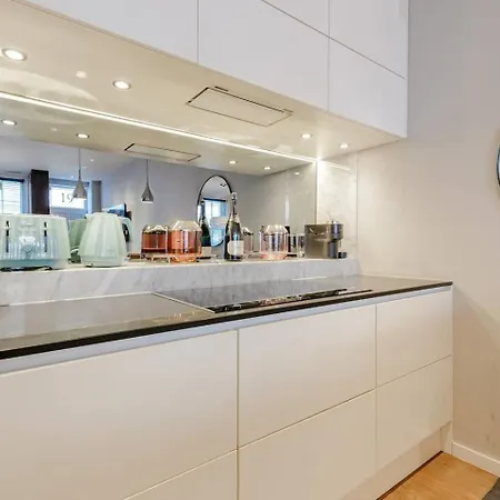 Award Winning Interior Designed Luxurious Mews In Knightsbridge London