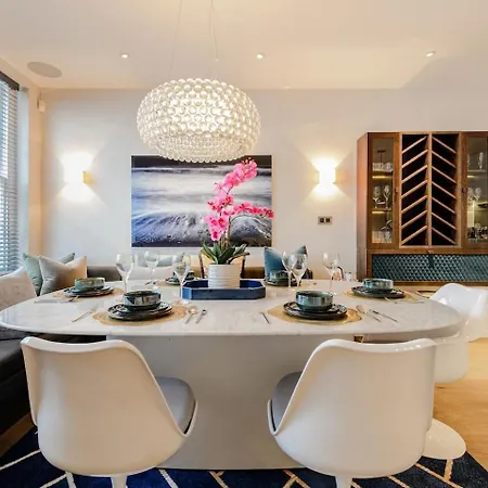 Award Winning Interior Designed Luxurious Mews In Knightsbridge