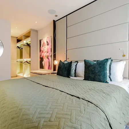 Award Winning Interior Designed Luxurious Mews In Knightsbridge *