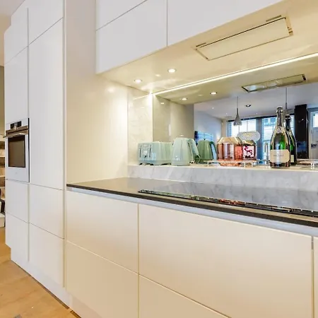 Award Winning Interior Designed Luxurious Mews In Knightsbridge * London