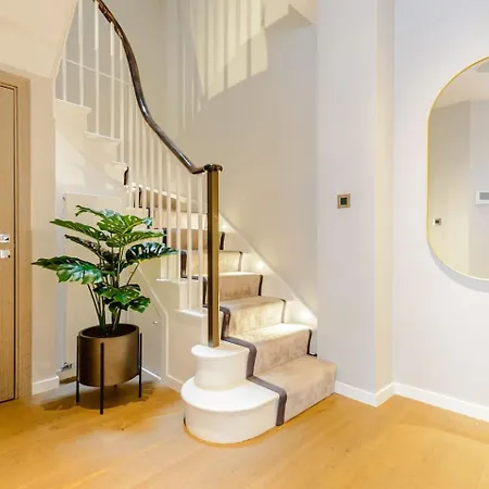 Award Winning Interior Designed Luxurious Mews In Knightsbridge