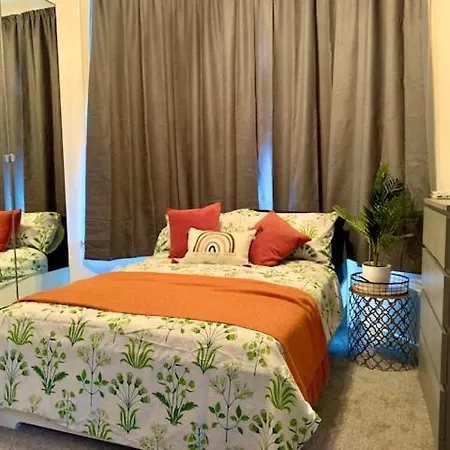 Amazing Double Ensuite בית הארחה