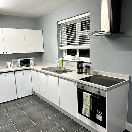 5 Ensuite Bedroom Near Heathrow & Business Hubs Ideal For Contractors! *
