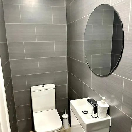 5 Ensuite Bedroom Near Heathrow & Business Hubs Ideal For Contractors! Holiday home *