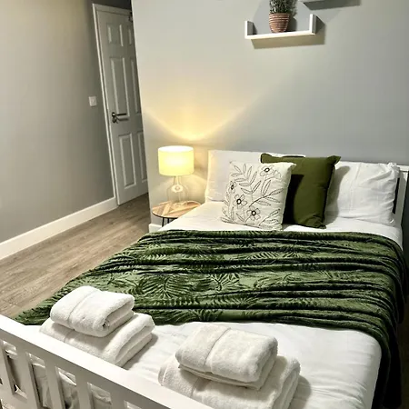 Holiday home 5 Ensuite Bedroom Near Heathrow & Business Hubs Ideal For Contractors!