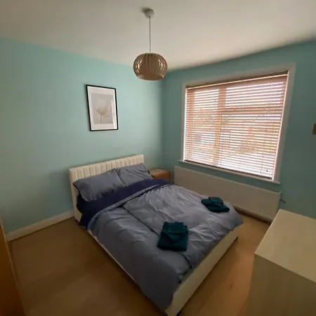 House For 7, Garden With Pond, 20min From Heathrow