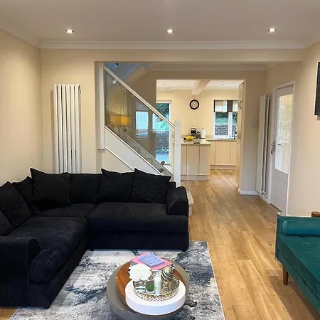 Detached Luxury In London Villa *