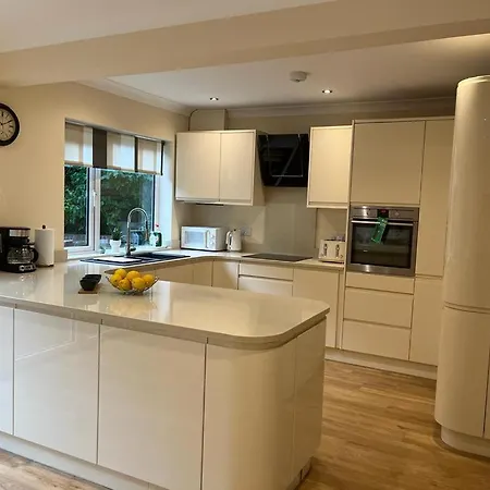 Detached Luxury In London Villa