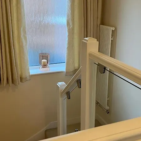 Detached Luxury In London Villa *