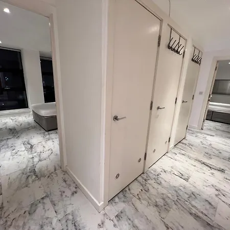 Deluxe Entire With 2x Bedrooms, 2x Bathrooms And A Big Living In The Olympic Park And Westfield At Stratford