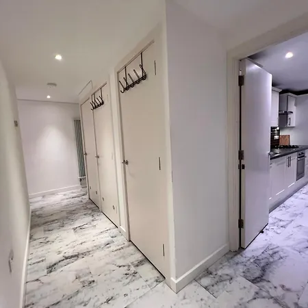 Deluxe Entire With 2x Bedrooms, 2x Bathrooms And A Big Living In The Olympic Park And Westfield At Stratford