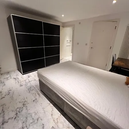 Deluxe Entire With 2x Bedrooms, 2x Bathrooms And A Big Living In The Olympic Park And Westfield At Stratford Aparthotel *