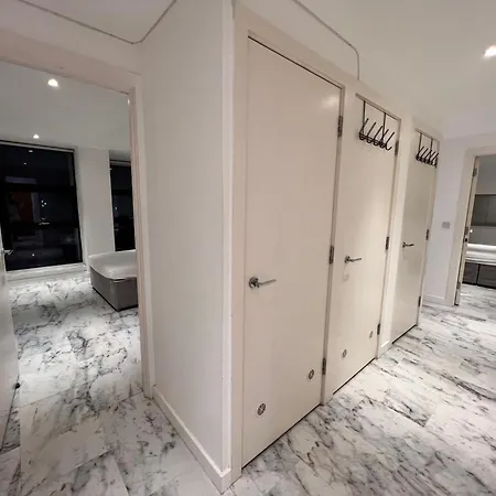 Aparthotel Deluxe Entire With 2x Bedrooms, 2x Bathrooms And A Big Living In The Olympic Park And Westfield At Stratford London