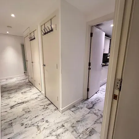 Deluxe Entire With 2x Bedrooms, 2x Bathrooms And A Big Living In The Olympic Park And Westfield At Stratford Aparthotel