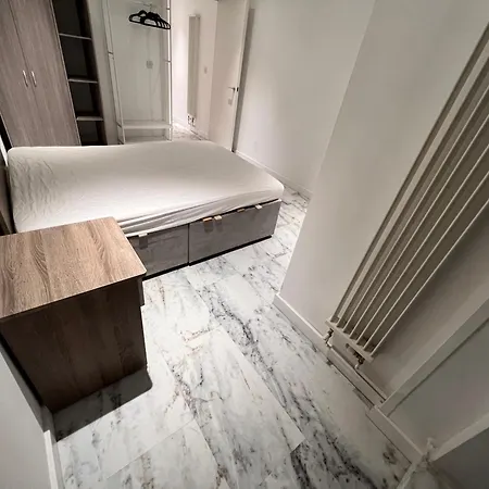 Deluxe Entire With 2x Bedrooms, 2x Bathrooms And A Big Living In The Olympic Park And Westfield At Stratford Aparthotel London