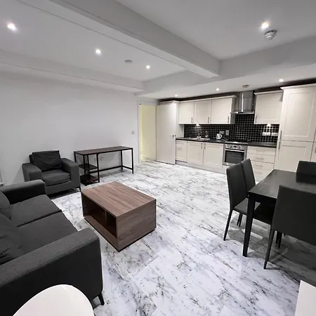 Deluxe Entire With 2x Bedrooms, 2x Bathrooms And A Big Living In The Olympic Park And Westfield At Stratford Aparthotel *
